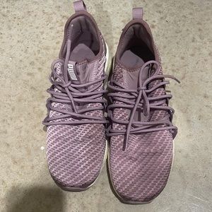 Women’s Puma tennis shoes